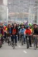 Un consistente gruppo di ciclisti in una città